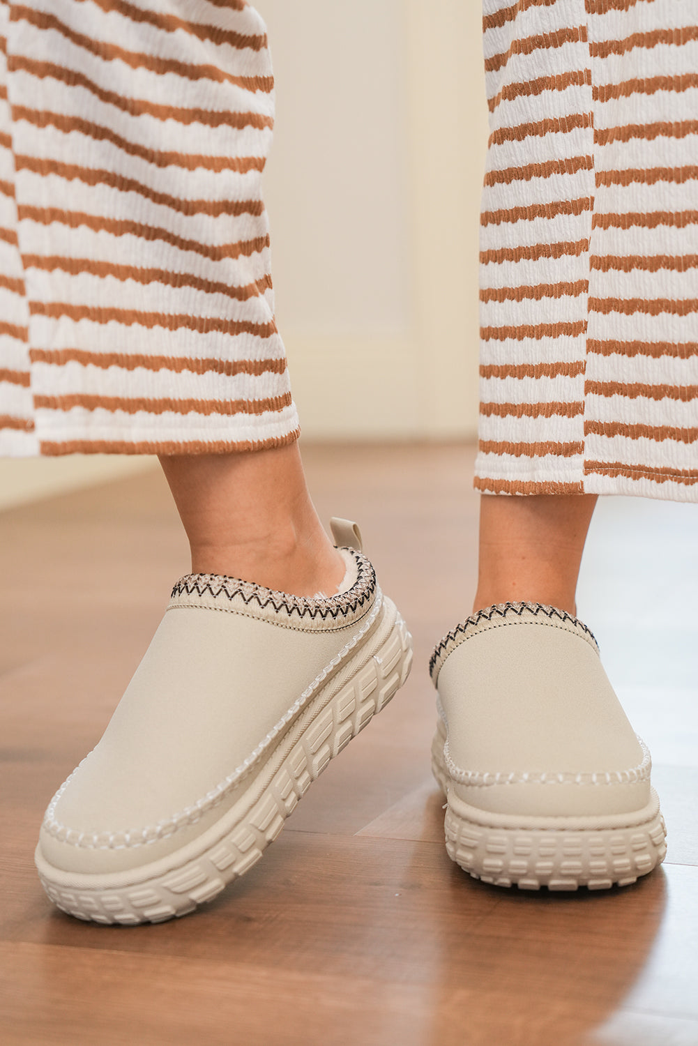 ❄️ Cozy & Stylish! 🤍 White Contrast Stitch Faux Suede Patchwork Plush Winter Clog Slippers 🩶✨