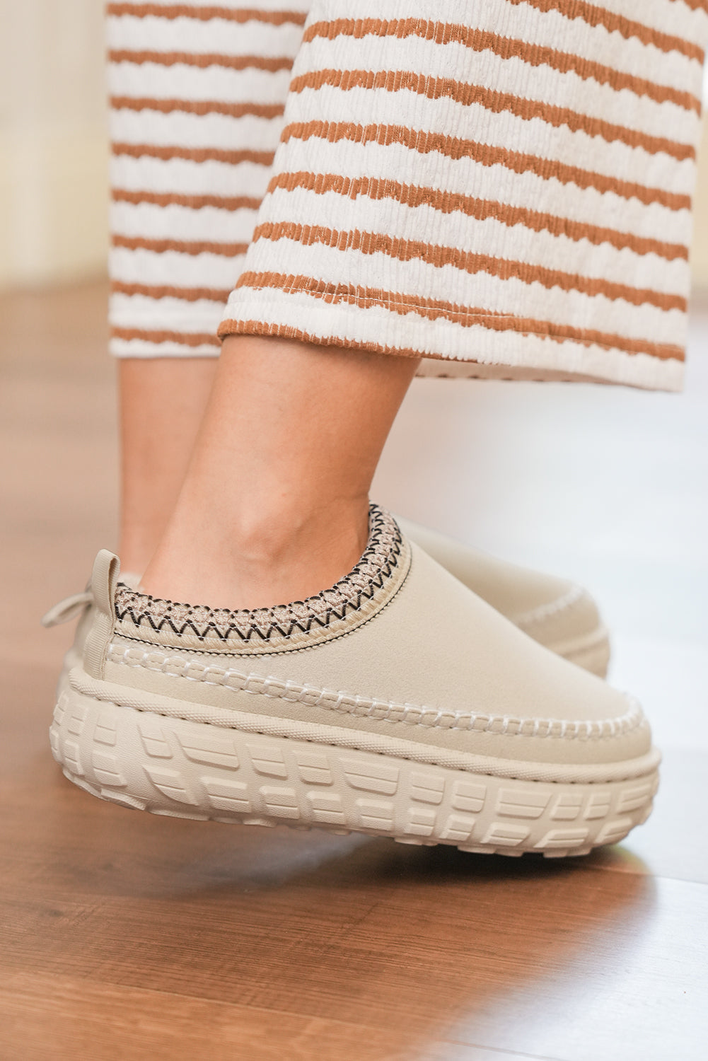 ❄️ Cozy & Stylish! 🤍 White Contrast Stitch Faux Suede Patchwork Plush Winter Clog Slippers 🩶✨