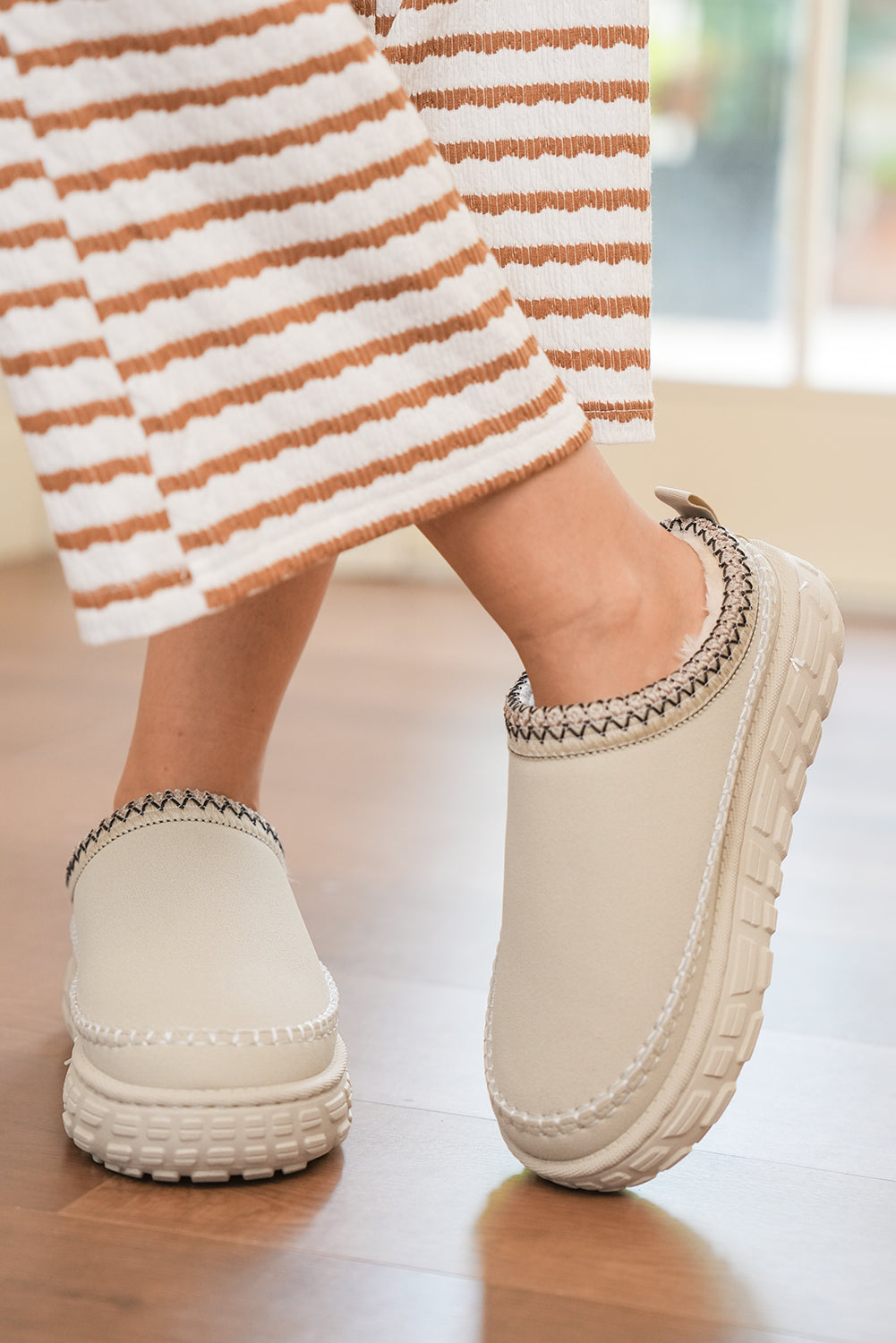 ❄️ Cozy & Stylish! 🤍 White Contrast Stitch Faux Suede Patchwork Plush Winter Clog Slippers 🩶✨